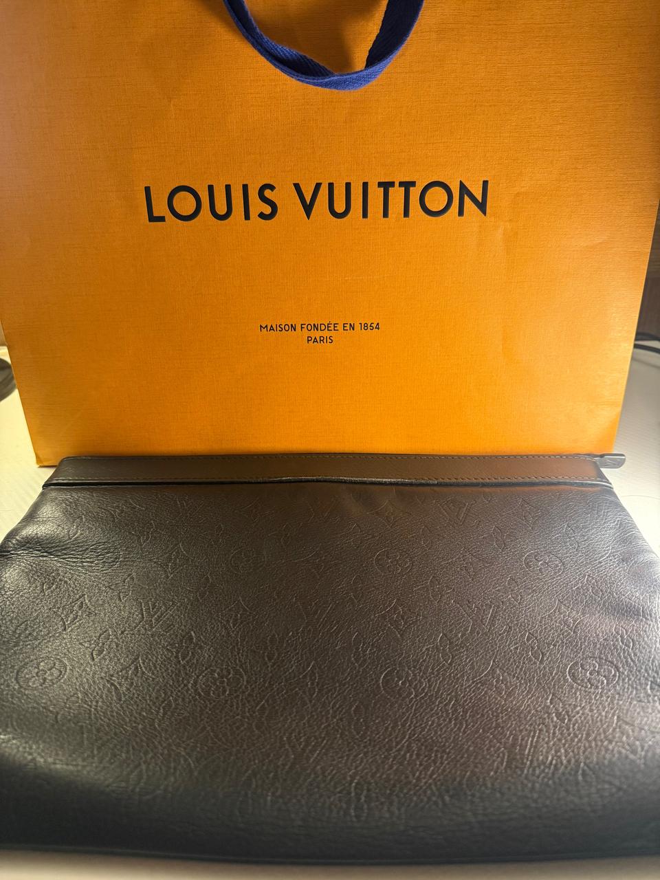 루이비통 쉐도우 모노그램 포쉐트 클러치