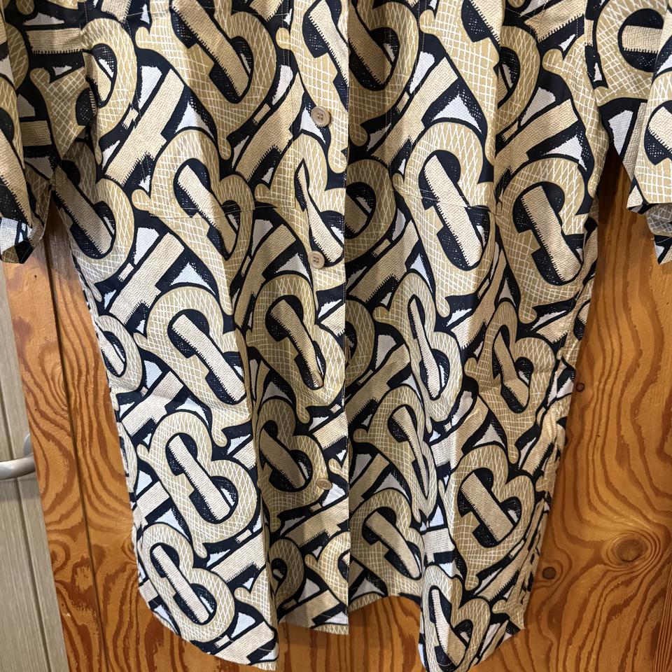 버버리 TB 모노그램 오픈 카라 셔츠 