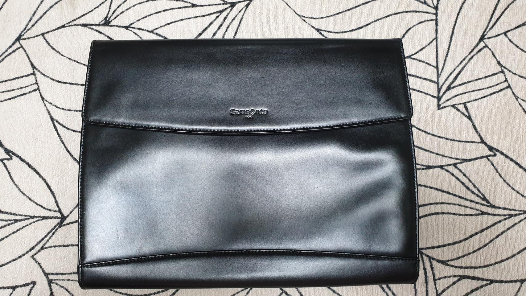 샘소나이트 남성 블랙 클러치 가방입니다.