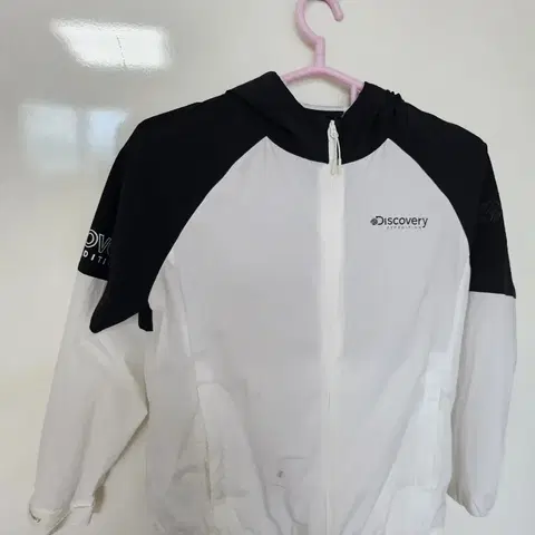 디스커버리 바람막이 블랙/화이트 후드 자켓 아동 140