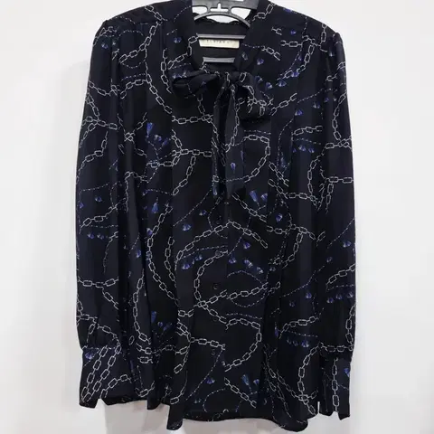 에셀리아 체인 패턴 리본 블라우스