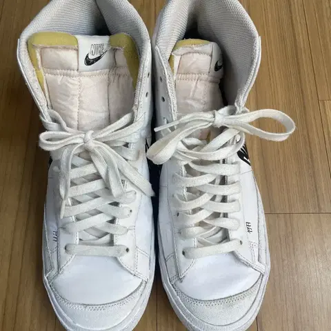 나이키 블레이저 미드 77 스케치 흰검 CW7580-101 모델입니다사