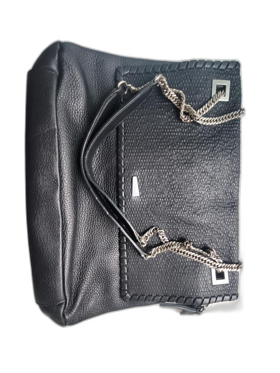 블랙 색상의 가죽 숄더백