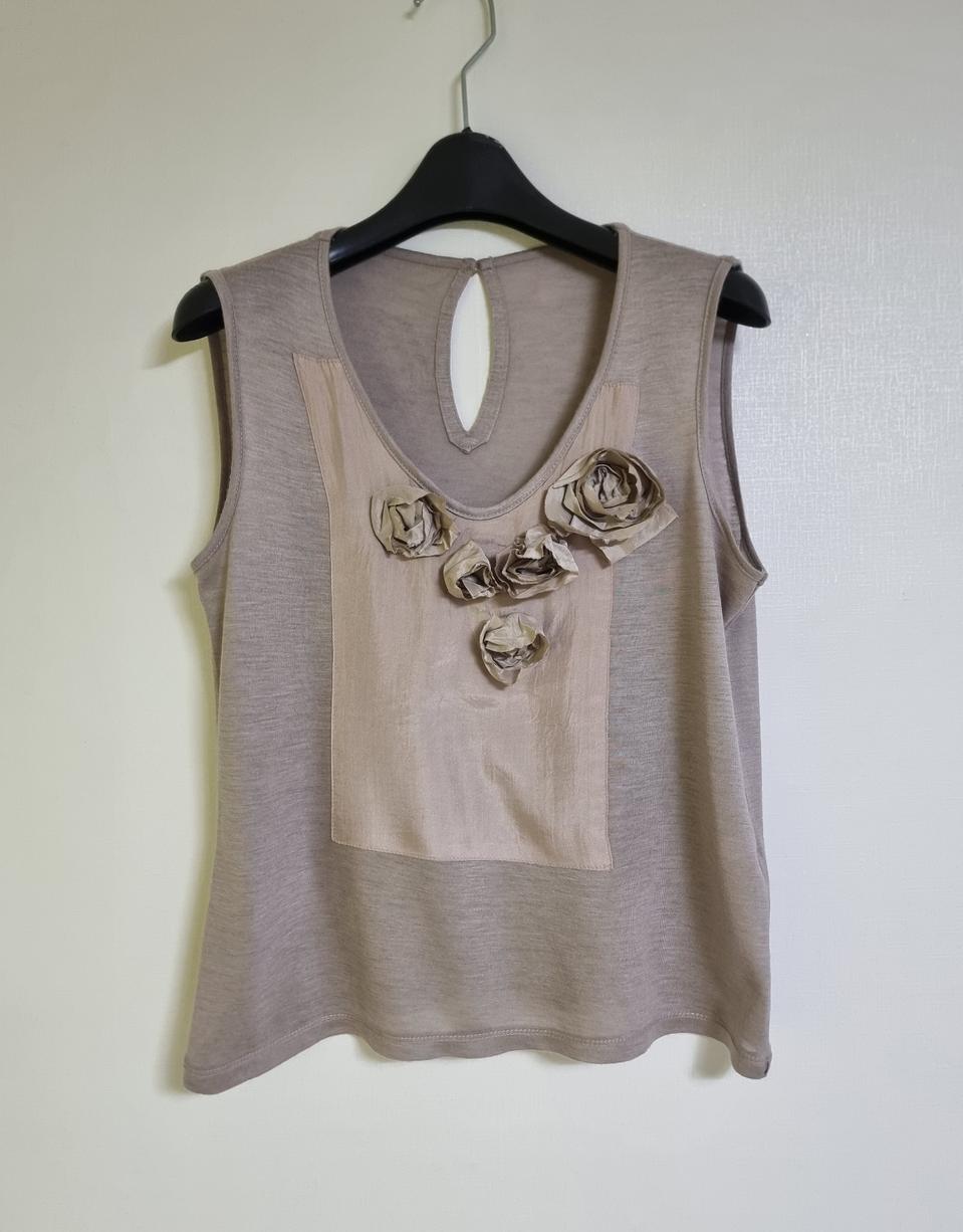 55 | 한섬 SJSJ 플라워 장식 민소매 블라우스