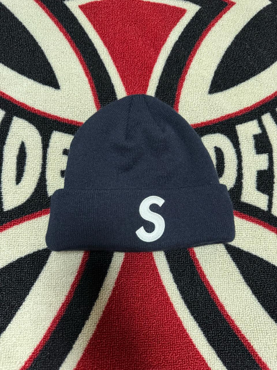 슈프림 뉴 에라 에스 로고 비니 네이비 원 사이즈