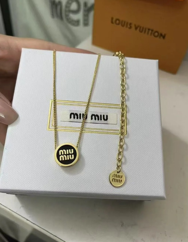 미우미우 목걸이