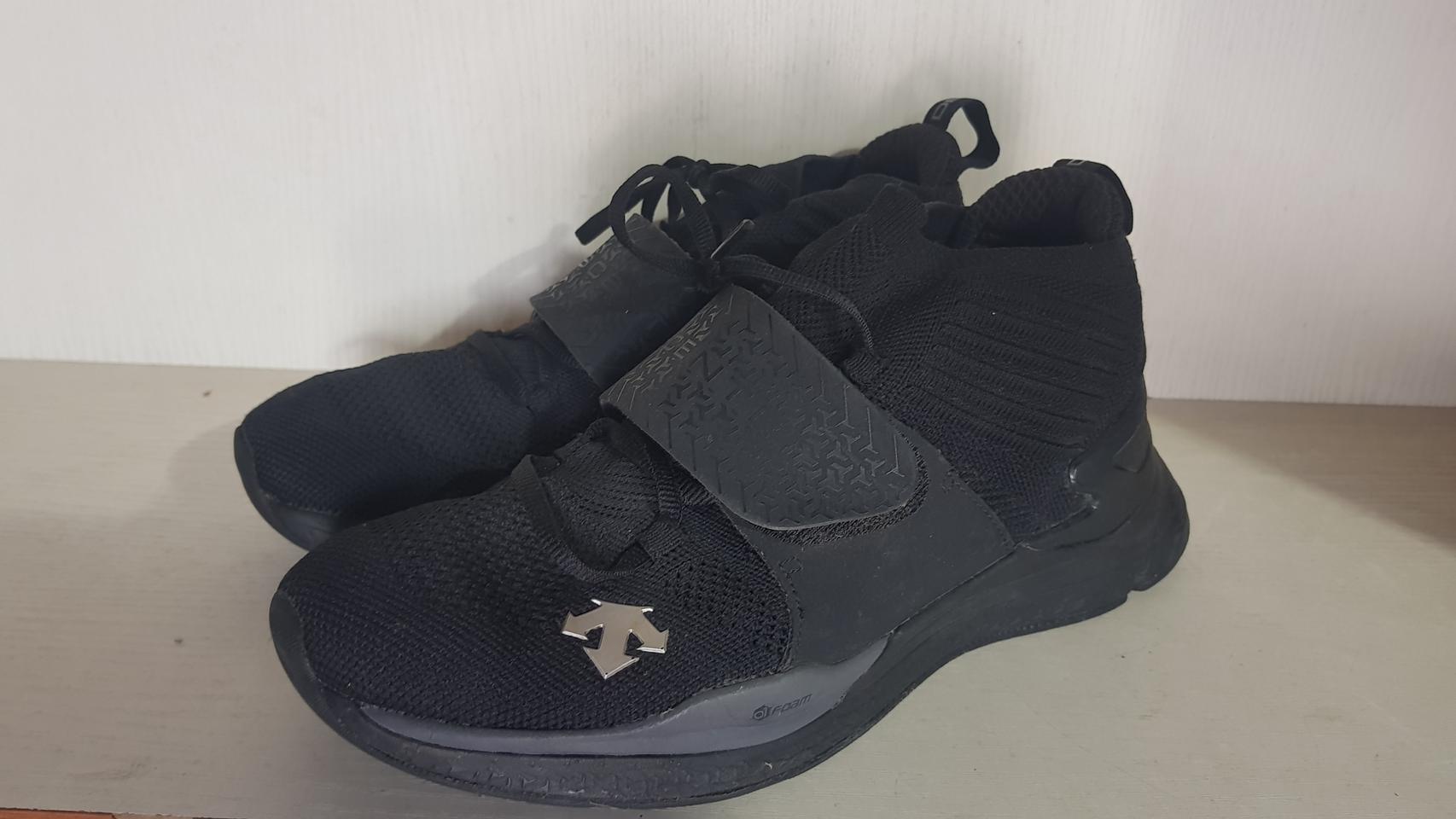 데상트 운동화 275