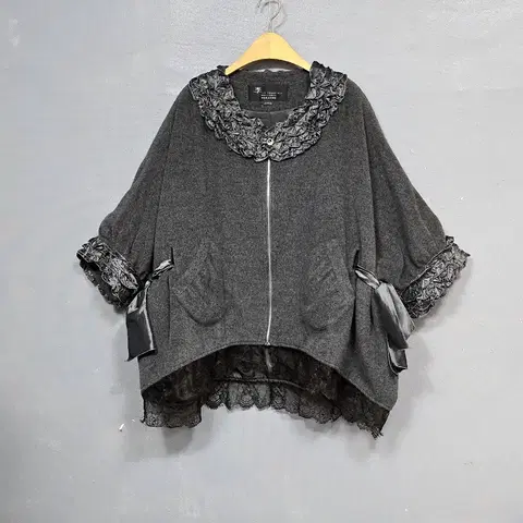 이영희 프리젠트 실크배색 캐시미어 100 케이프 코트