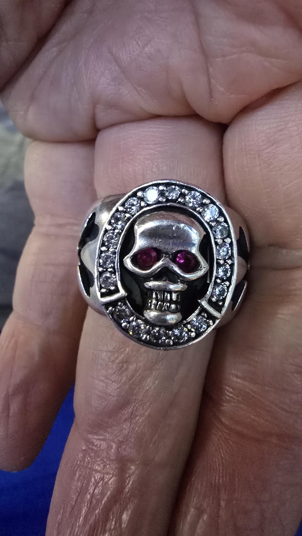 은92.5% 원형큐빅 루비눈동자 22호.23호 착용