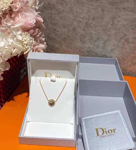 디올 목걸이