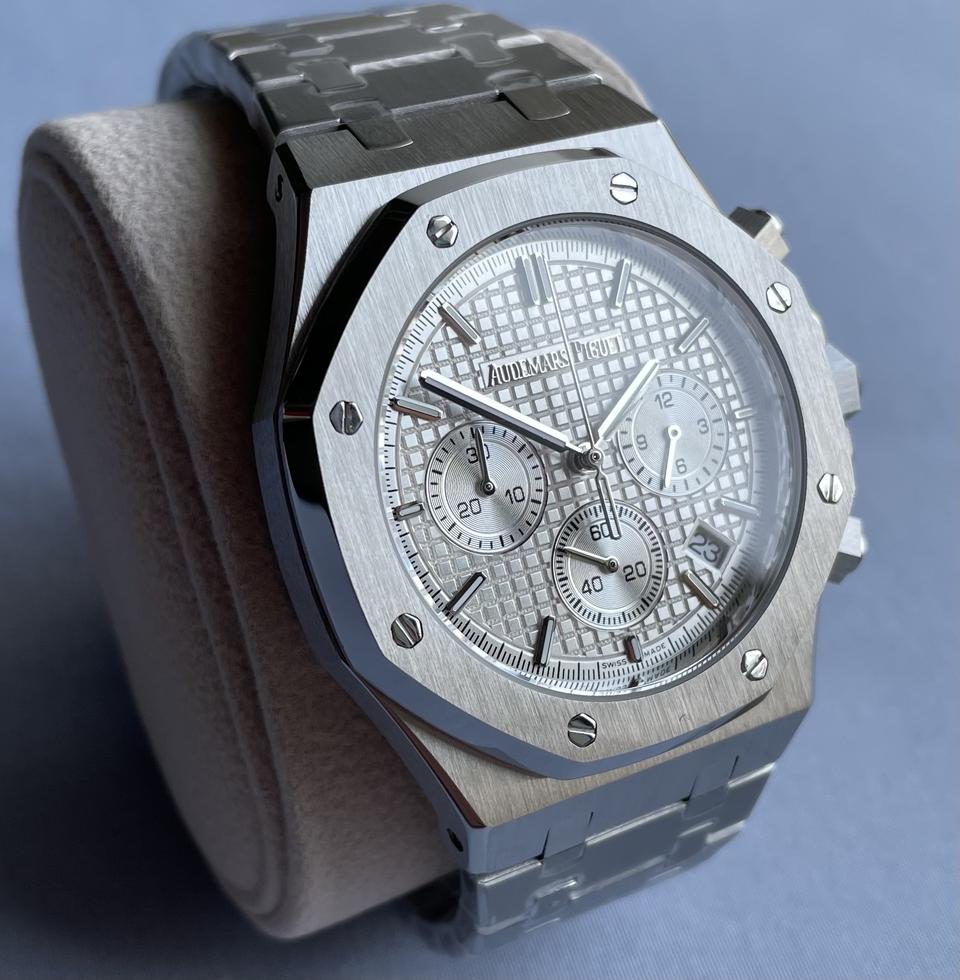 오데마피게 로얄오크 화이트 시계 판매합니다.