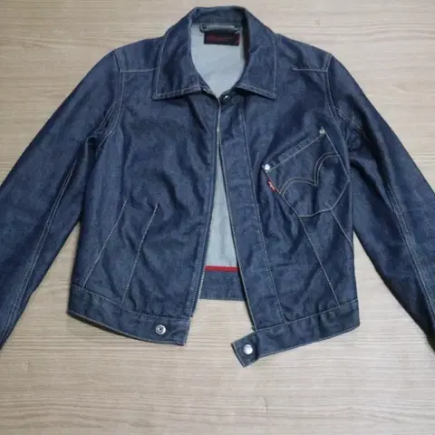 리바이스 크롭 데님자켓 팝니다.