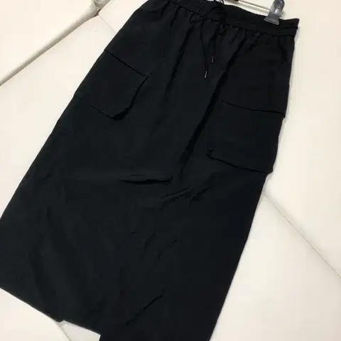 구호 23년 바스락 블랙 카고 스커트 치마 고프코어룩 출근룩 y2k하객룩