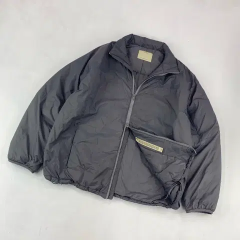 포터리 차콜 디테일 미니멀 프리마로프트 점퍼 (103)