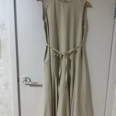 한섬 SJSJ 베이지 민소매 벨티드 롱 원피스