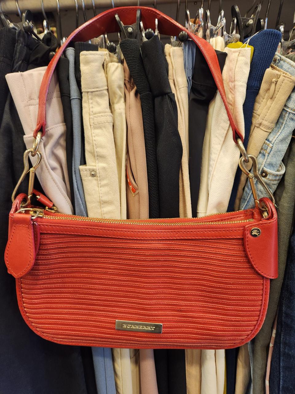 버버리 레드 가죽 핸드백