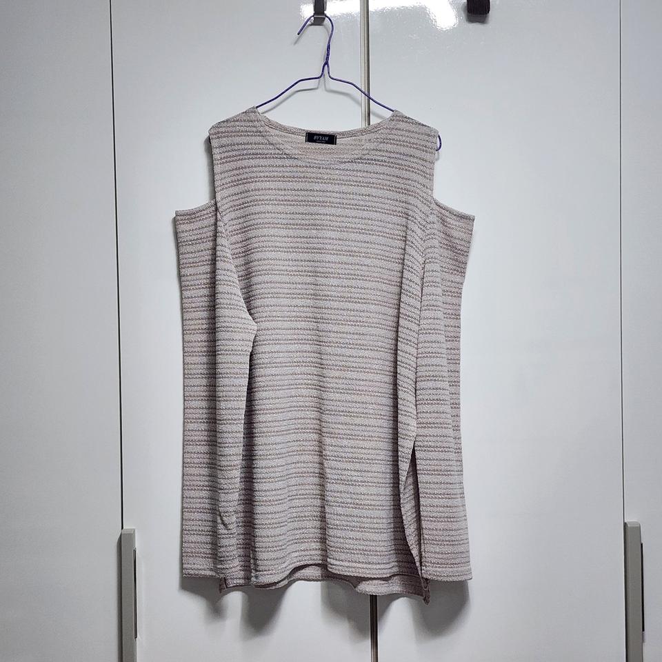 김아홉 모래하우스 스트라이프 어깨트임 오프숄더 니트 베이지