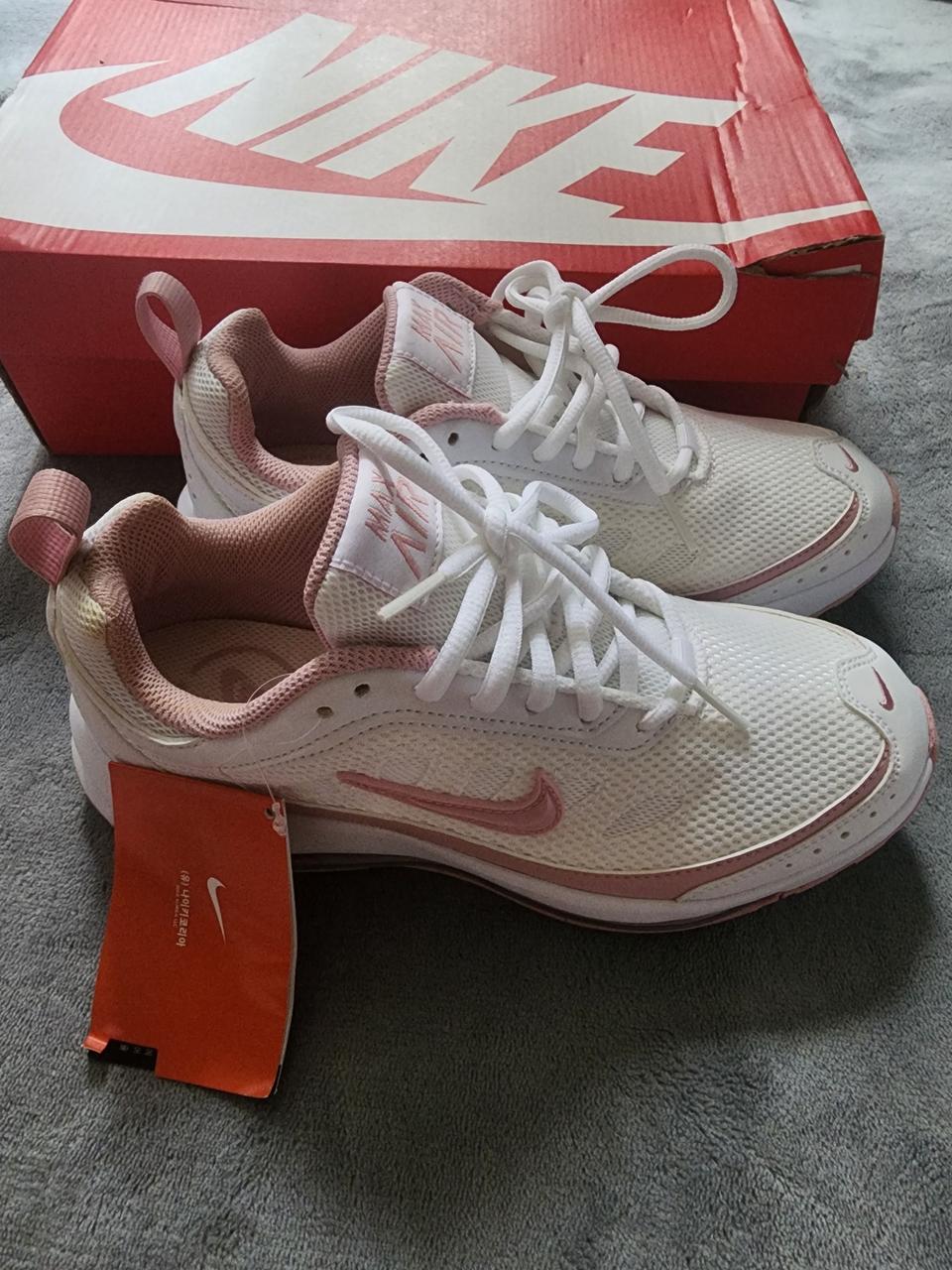 나이키 에어맥스 AP 화이트핑크