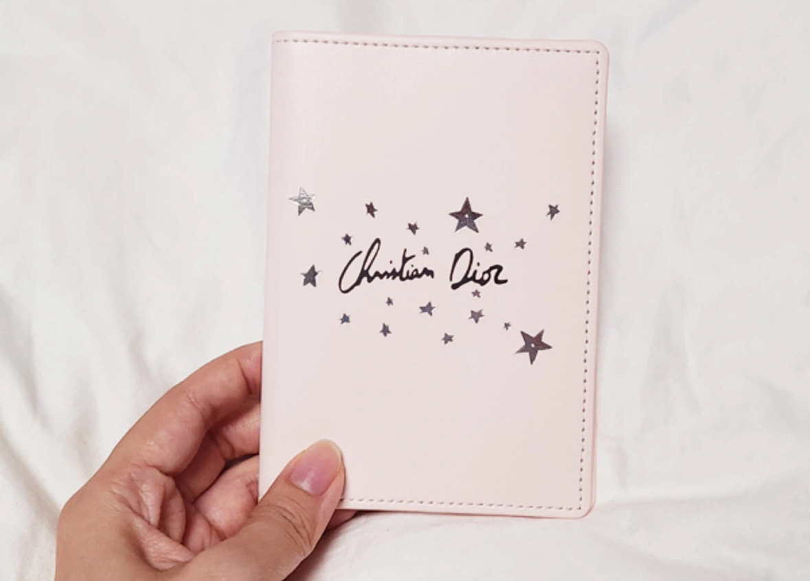 디올 여권케이스 새상품