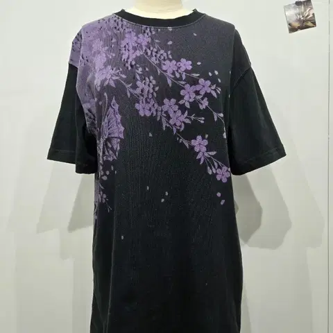 카라쿠리 블랙 반팔 티셔츠 보라색 꽃무늬 프린팅