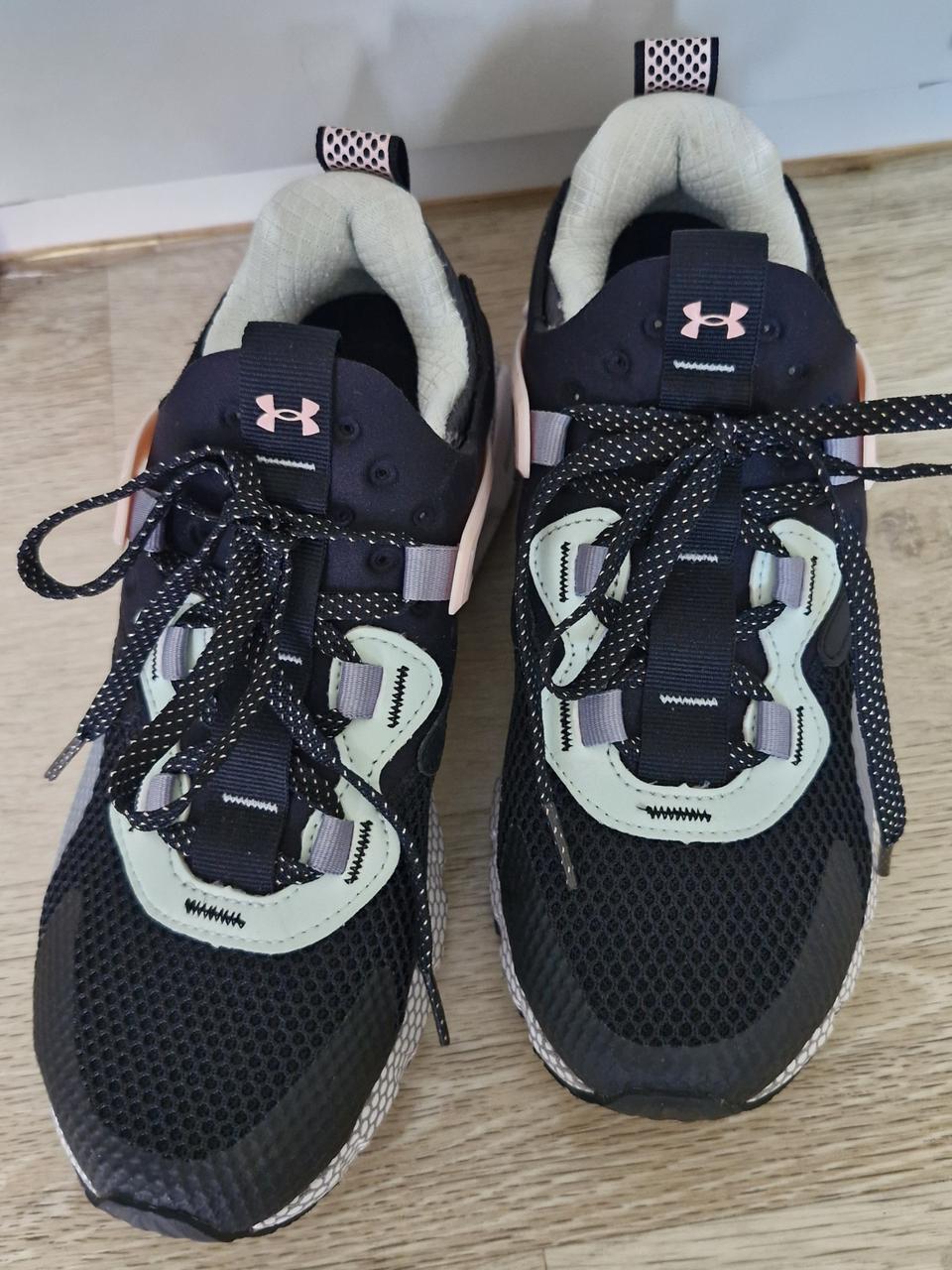 언더아머 HOVR 메가 러닝화 245