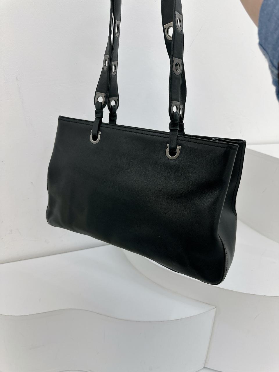 페레가모 간치니 체인 디테일 숄더백