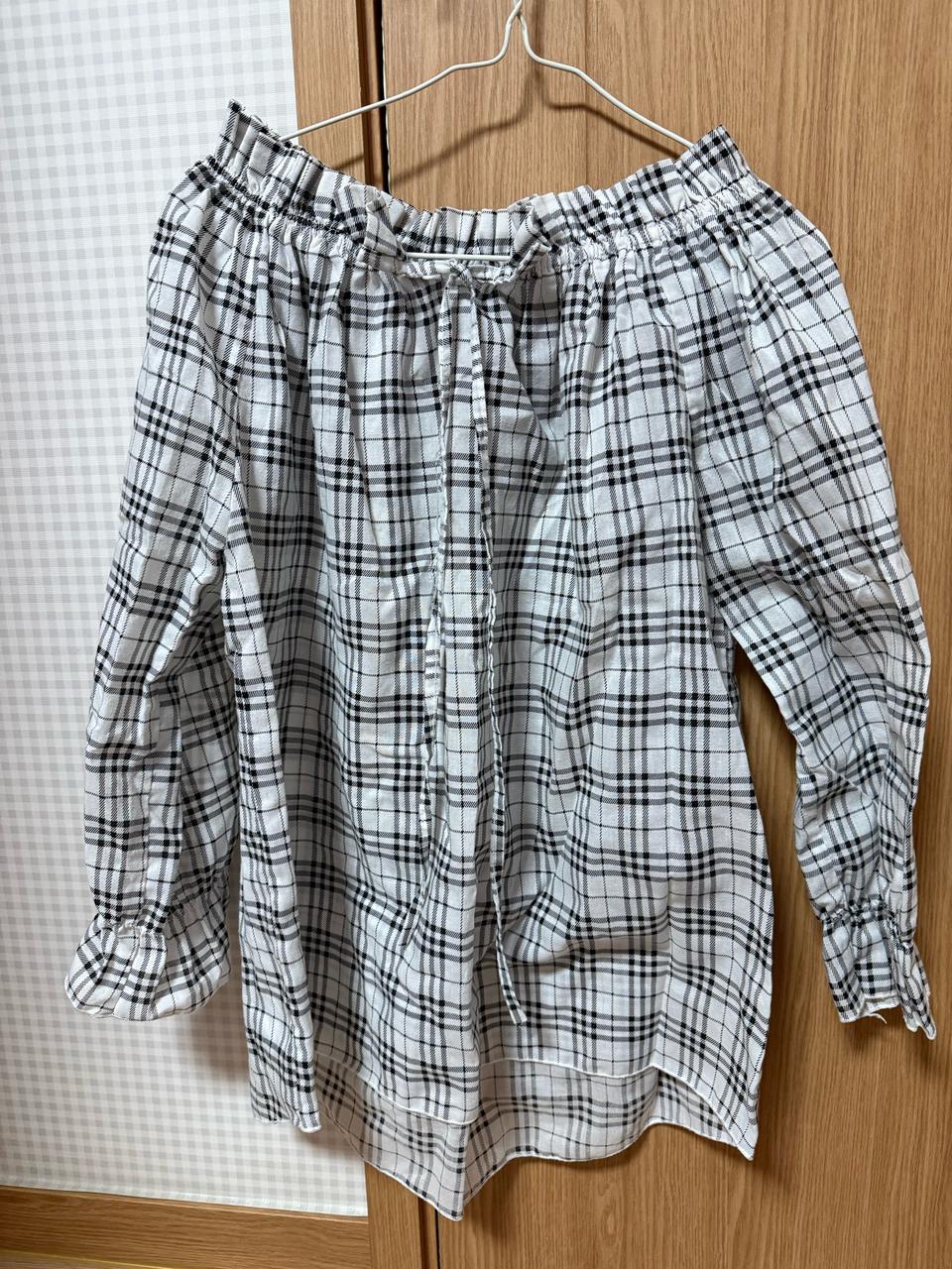 체크무늬 오프숄더 블라우스