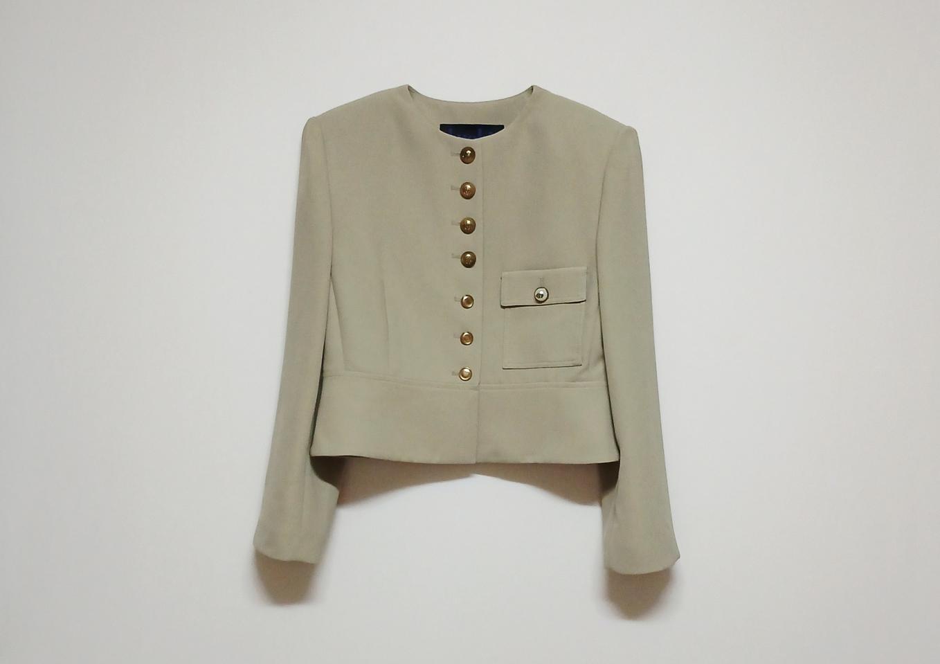 럭키슈에뜨 노카라 로고버튼 크롭 자켓