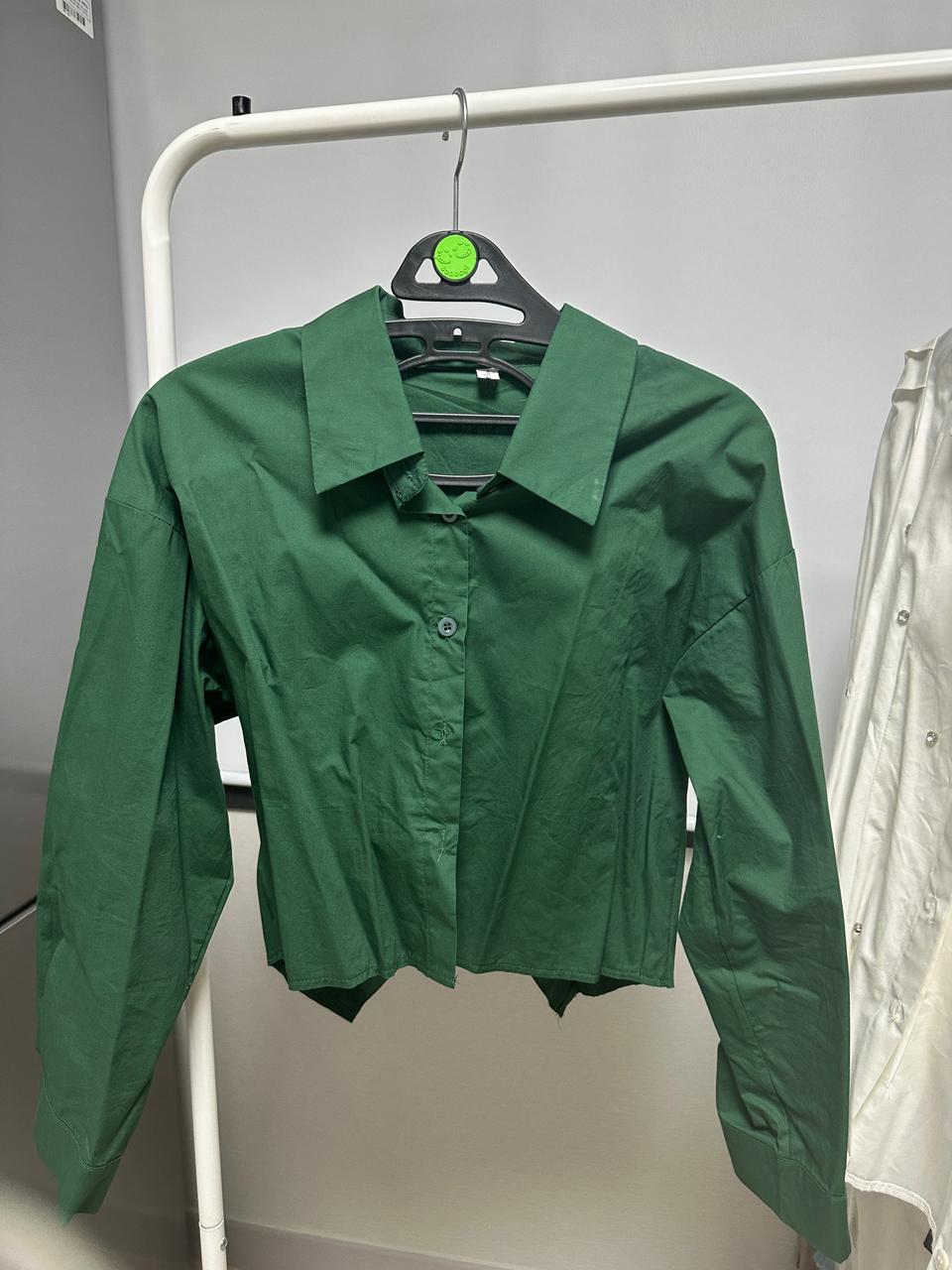 뒷절개 포인트 크롭 셔츠 그린 free