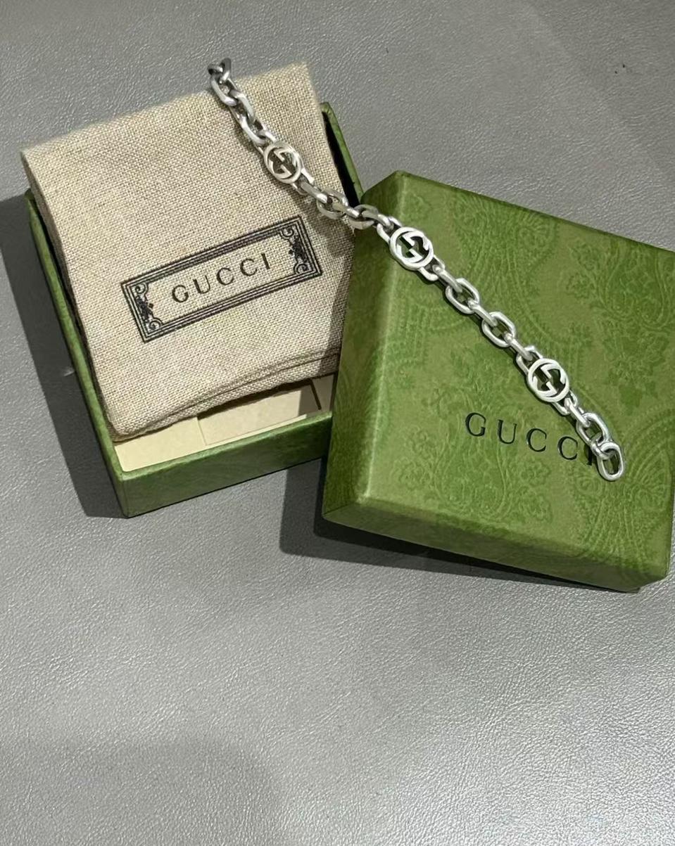 구찌 인터로킹 G 팔찌