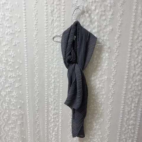 플리츠플리즈 주름 스카프 차콜 다크 그레이 머플러