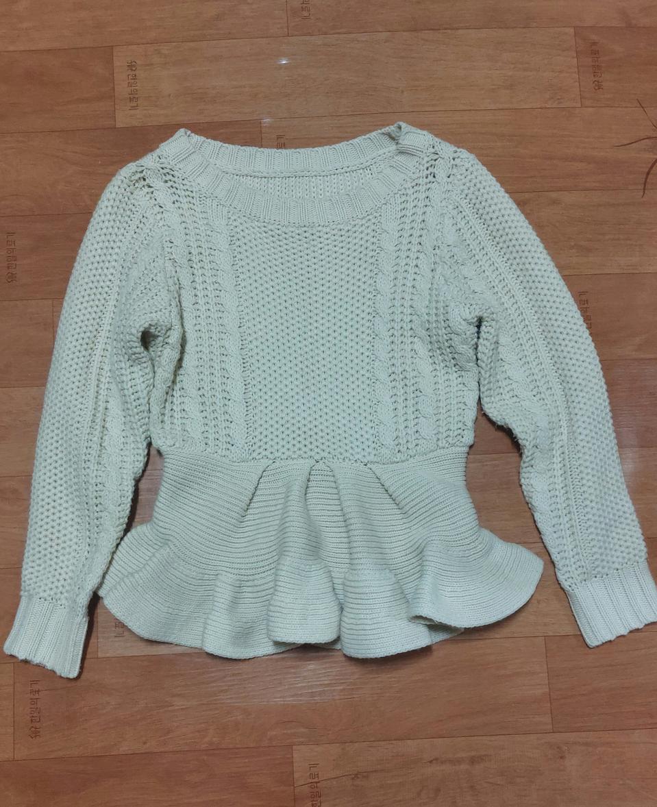 아이보리 케이블 니트스웨터