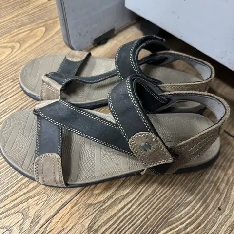 허쉬파피 레더 270 바운스 그립 샌들