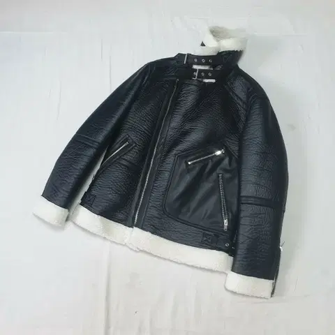 지이크 비건레더 무스탕 자켓