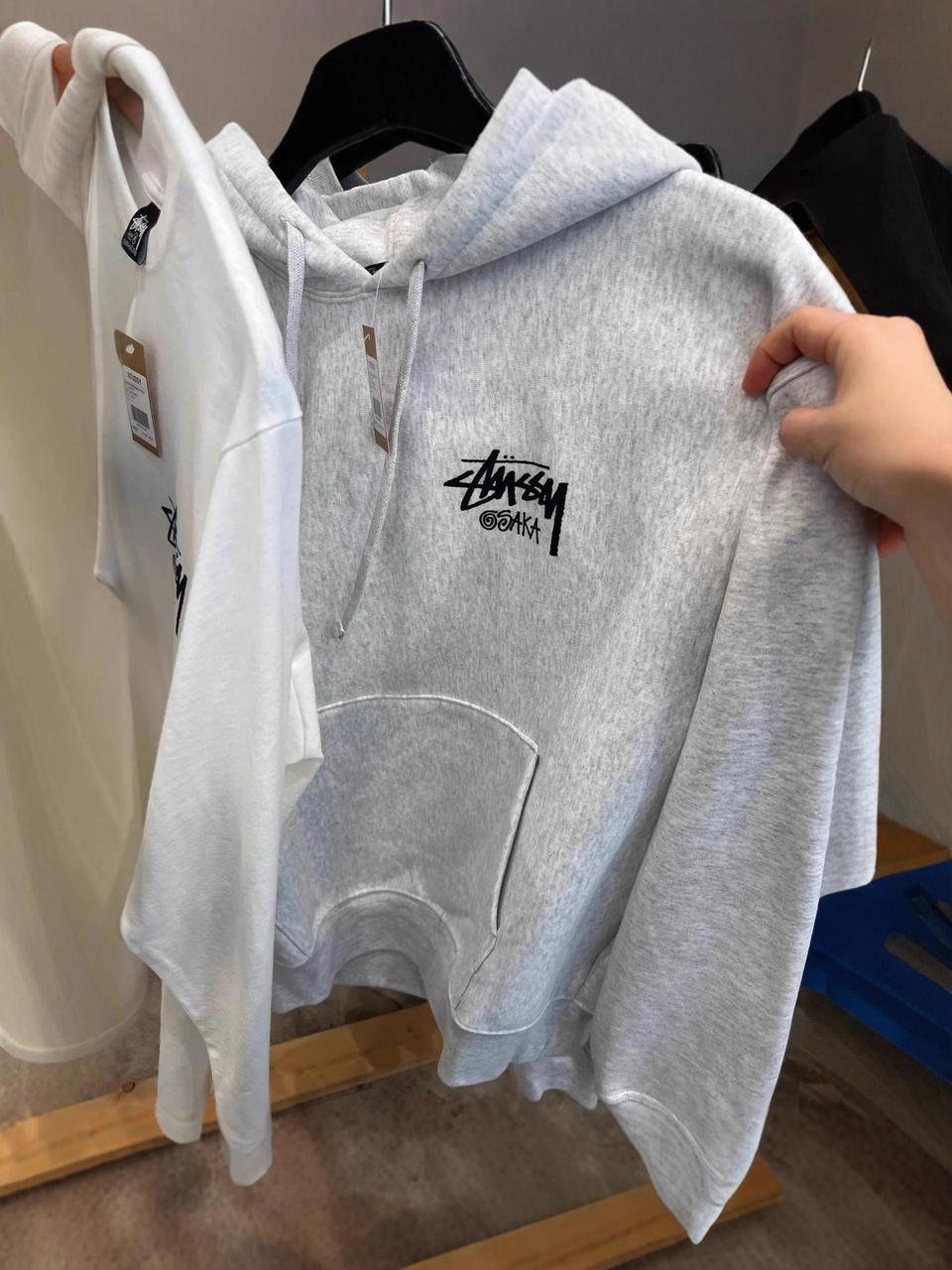 남여공용 그레이 후드티 뒤판 유니크한 그래피티 레터링 포인트