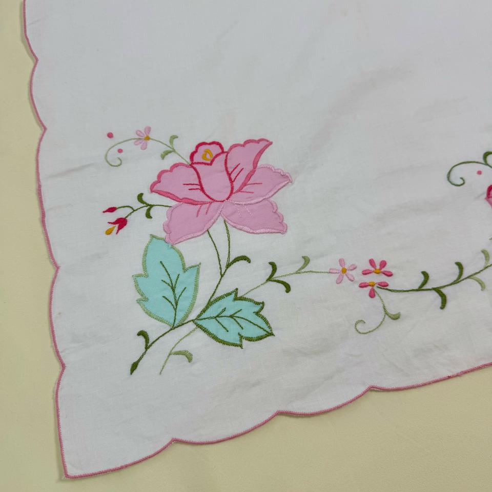 일본빈티지 꽃 자수 테이블 매트 핑크 스캘럽