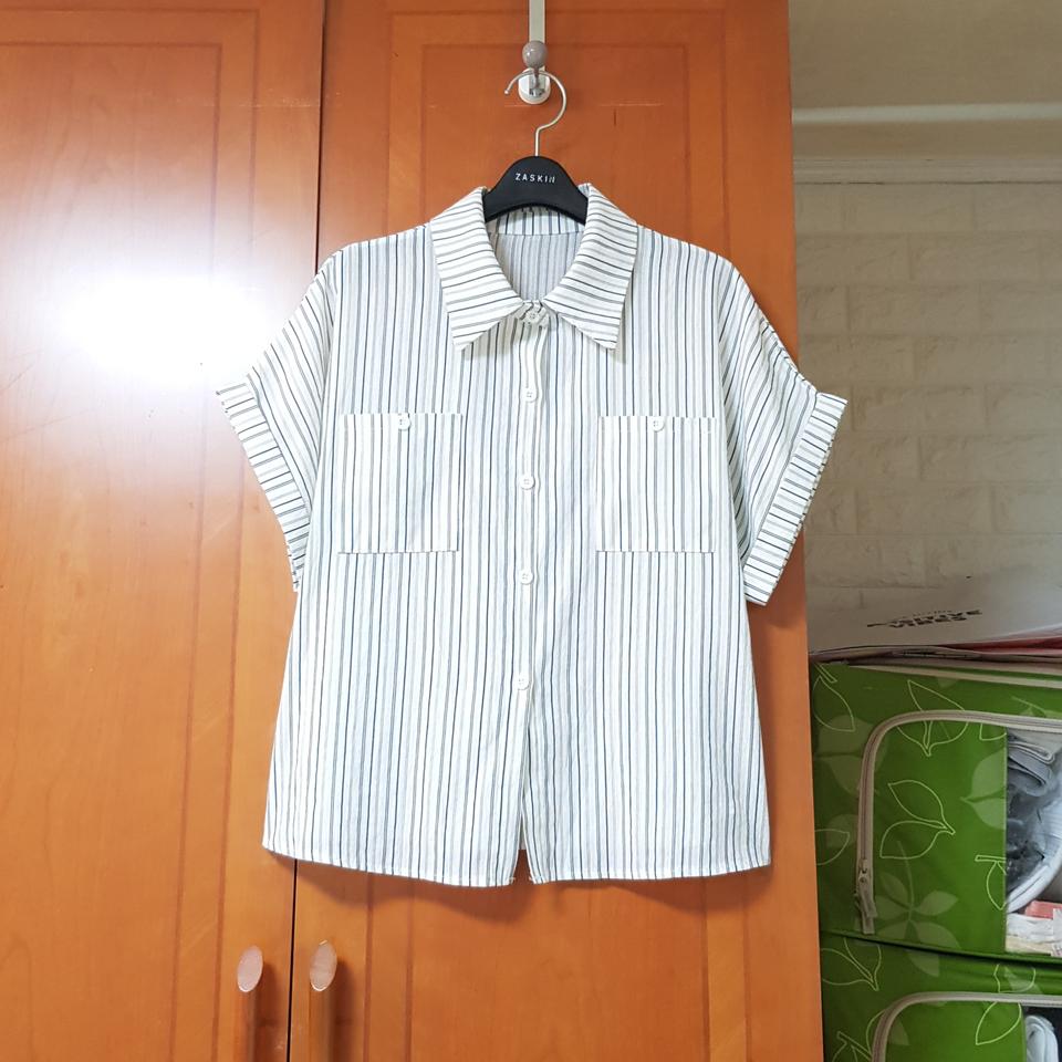화이트 세로 스트라이프 포켓 카라 반팔 셔츠 블라우스 프리