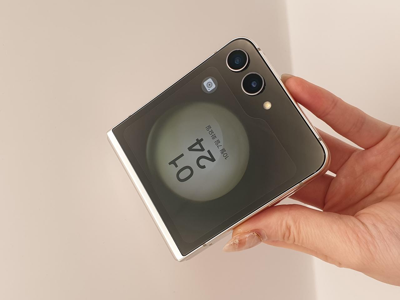 갤럭시 Z플립5 5G 화이트 512기가 판매합니다-F731N