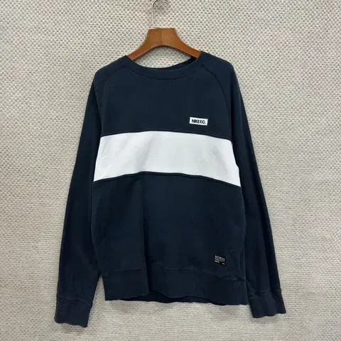 나이키 자수로고 스웻셔츠 맨투맨 100 D10971