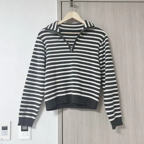 스트라이프 반집업니트