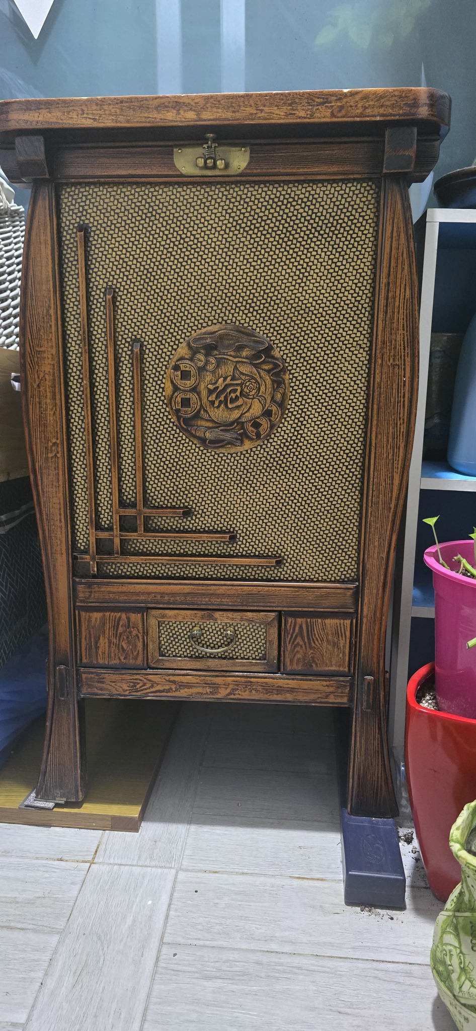 원목 등가구로 짜여진 쌀뒤주