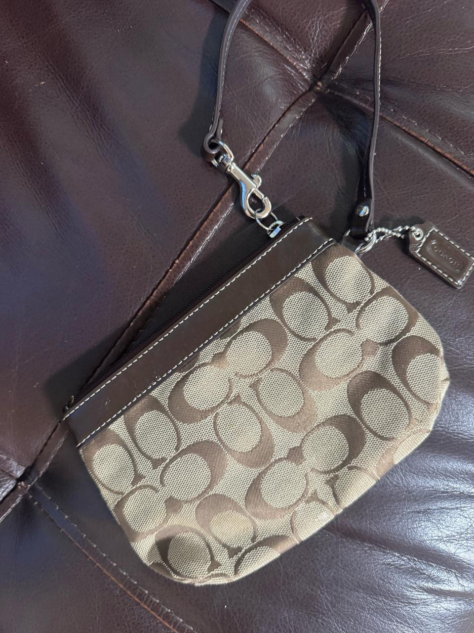 코치스트랩레더파우치