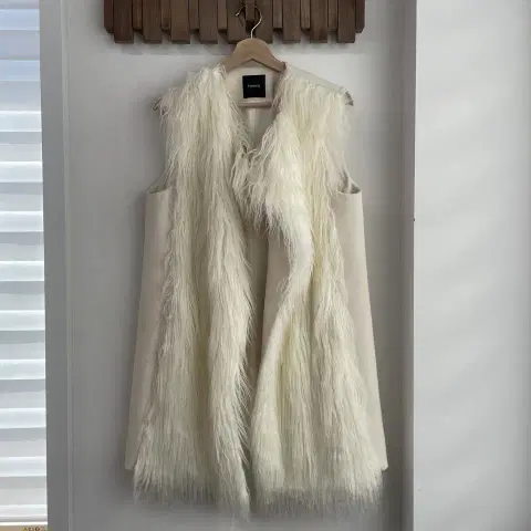 띠어리 페이크퍼 베스트 조끼