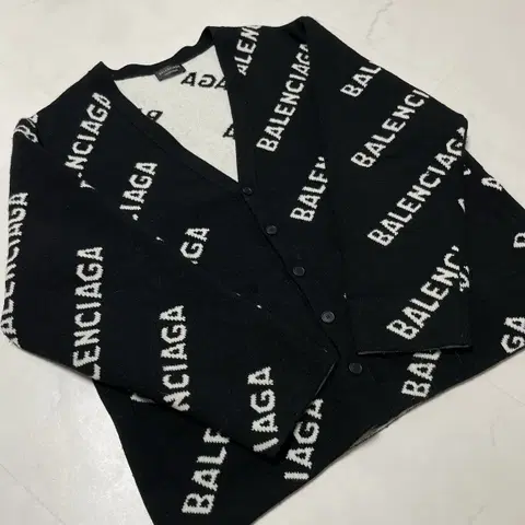 [ L ] 발렌시아가 멀티로고 가디건 백화점판