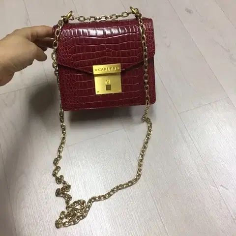 칼린 크로커다일 체인백 버건디 미니크로스백
