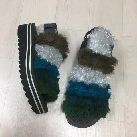 슈콤마보니 컬러 프릴 샌들 플랫폼 슬리퍼