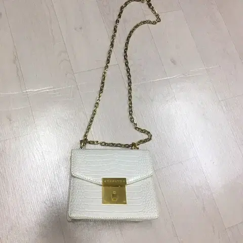 칼린 화이트 크로커 미니백 체인크로스백 숄더백