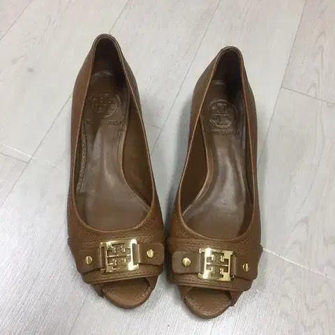 토리버치 브라운 오픈토 천연가죽 웨지힐 구두