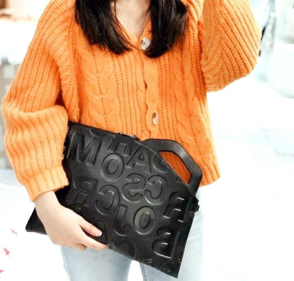 새상품) 엠보싱 알파벳 클러치백