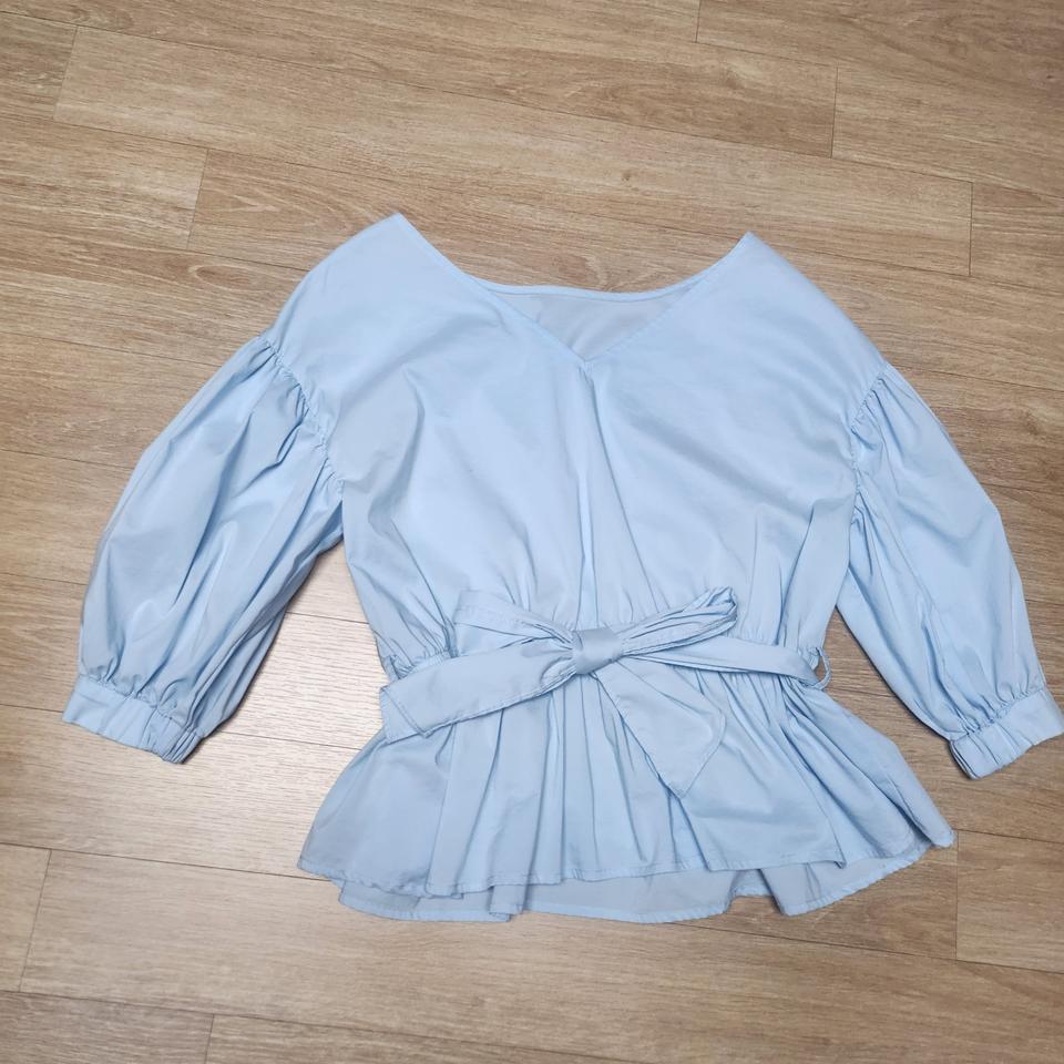 하늘색 블라우스